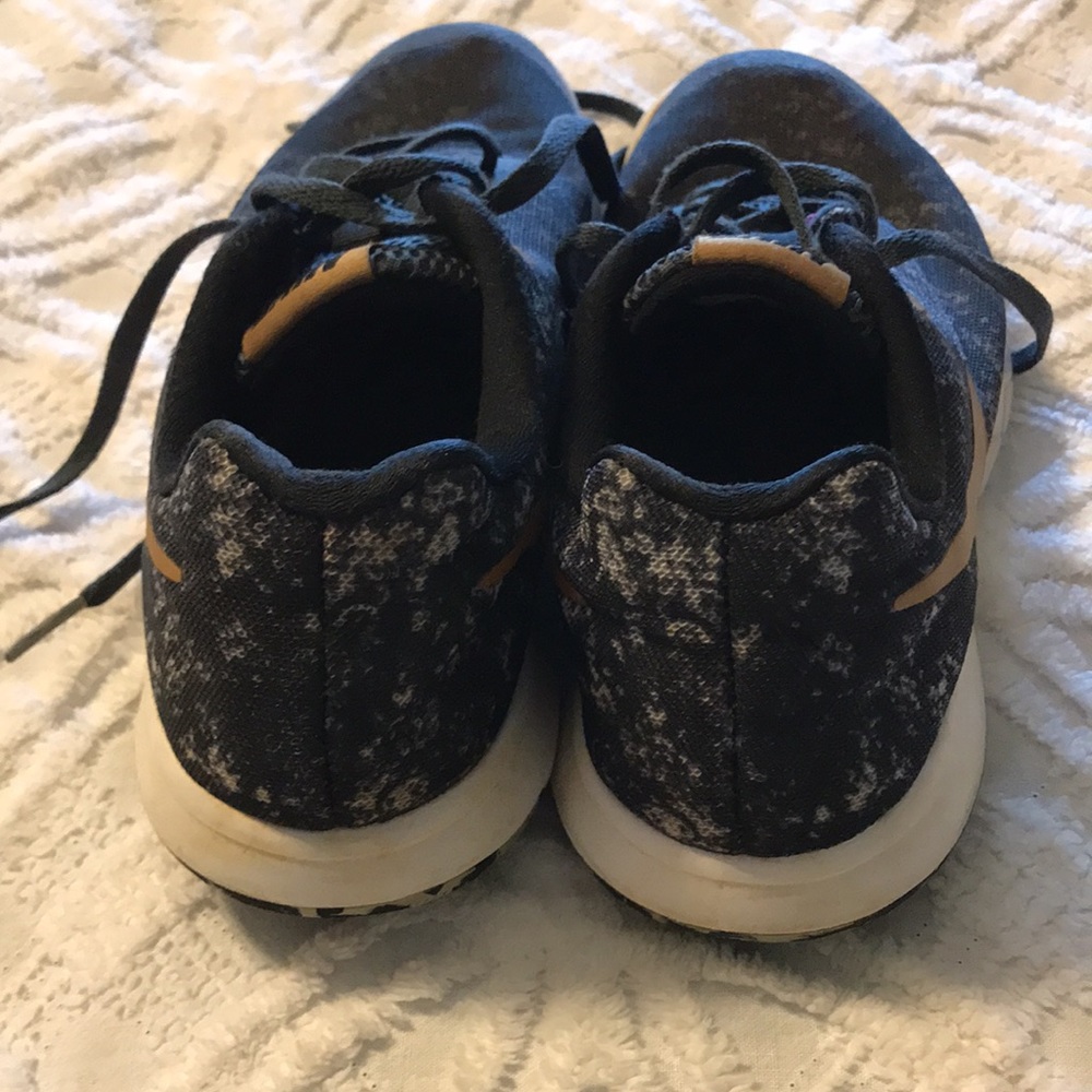 Nike Tennis shoes - Picture 3 of 6